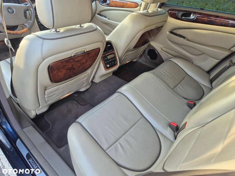 Jaguar XJ XJ8 4.2 LWB Executive - 16