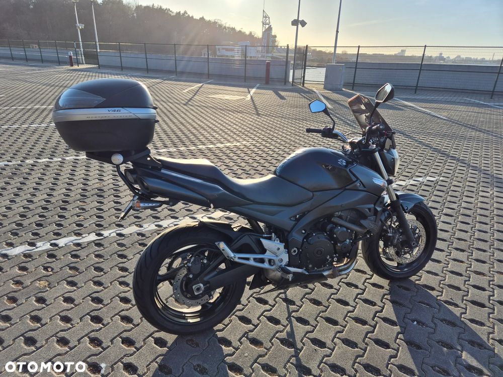 Suzuki GSR - 1
