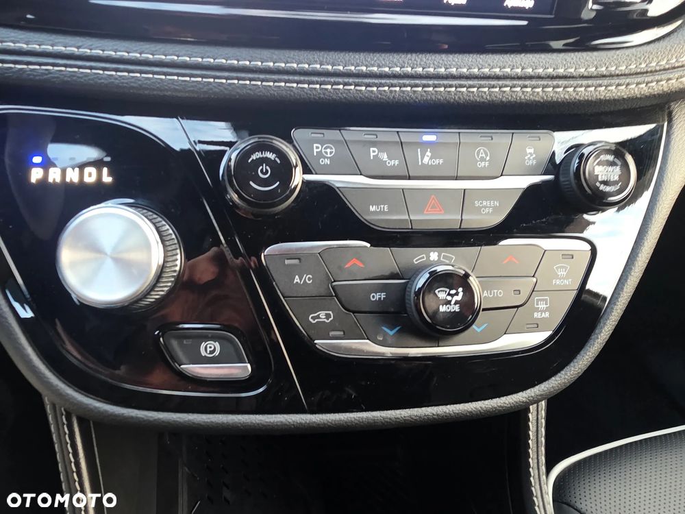 Chrysler Pacifica - 25