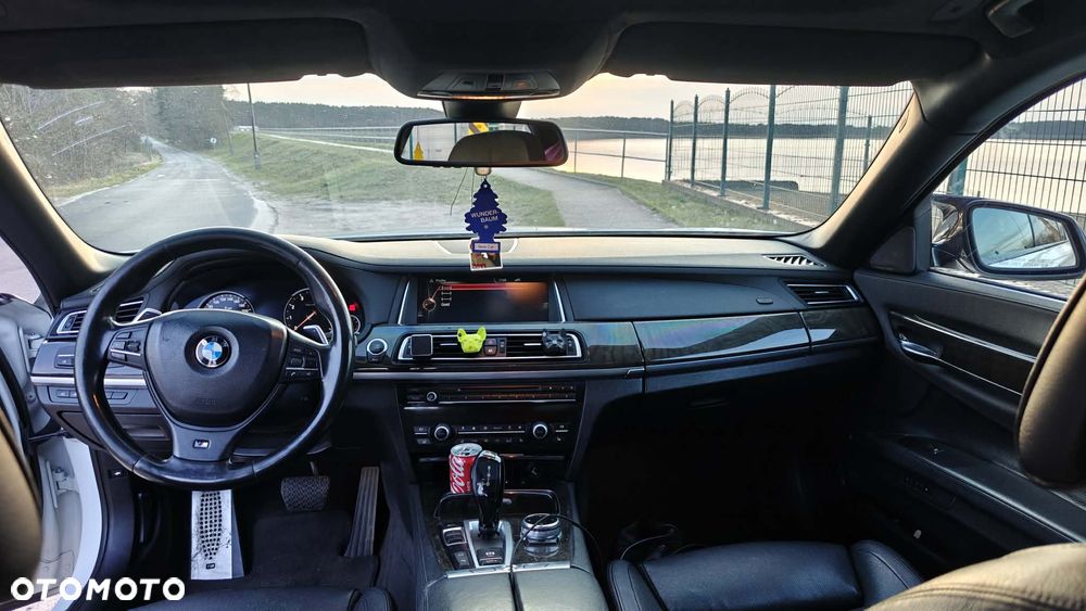 BMW Seria 7 740i Edition Exclusive - 11