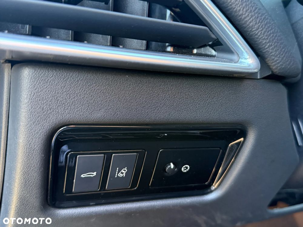 Jaguar XE 2.0 T Portfolio - 19