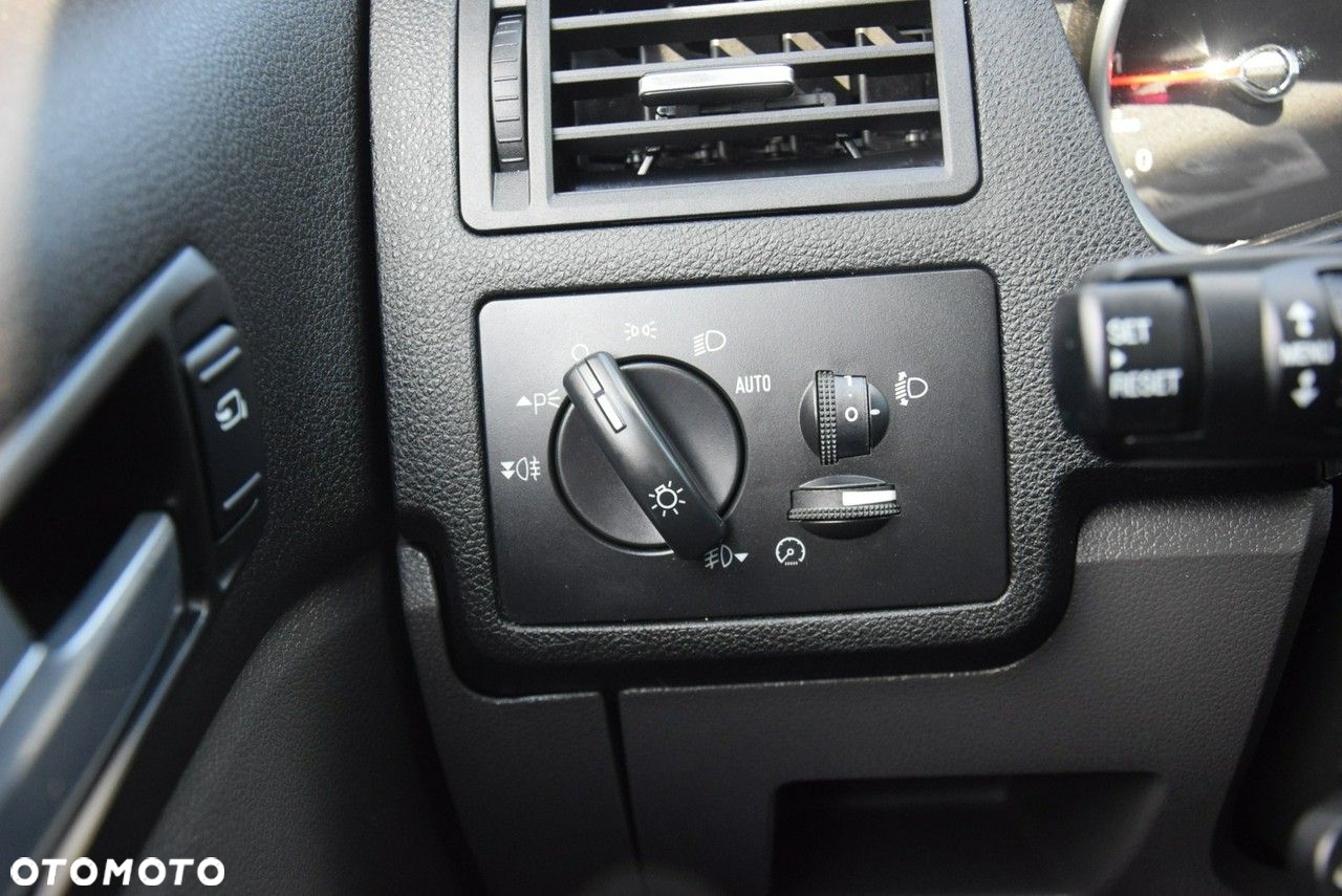 Ford Kuga 2.0 TDCi 2x4 Titanium - 28