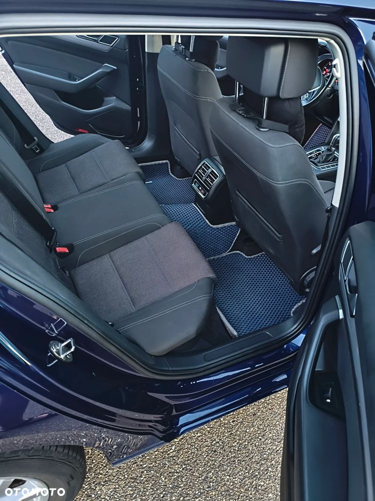 Volkswagen Passat - 4