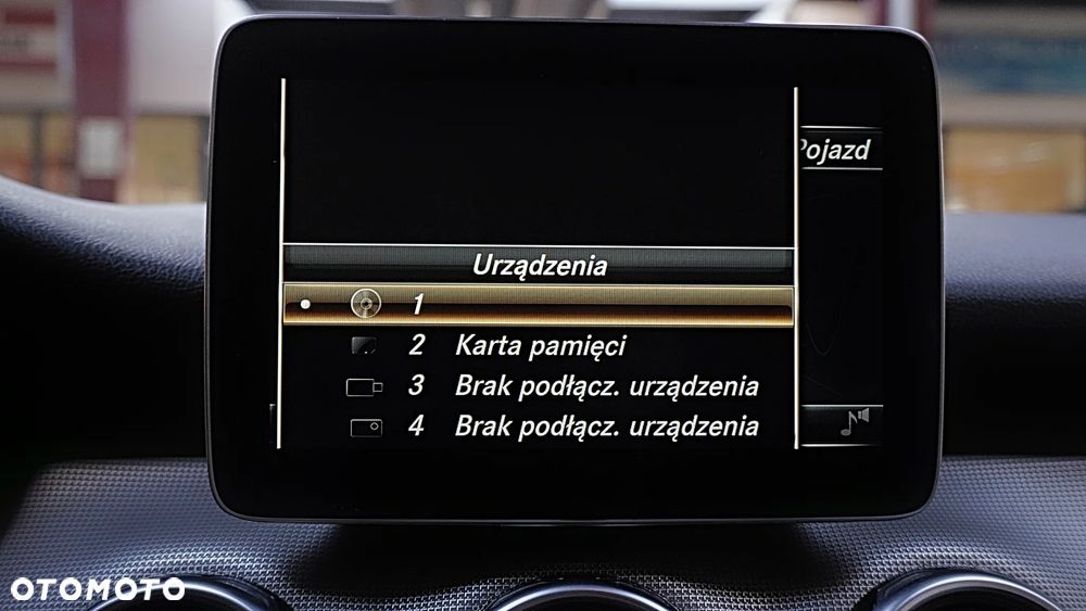 Mercedes-Benz GLA 200 7G-DCT - 28