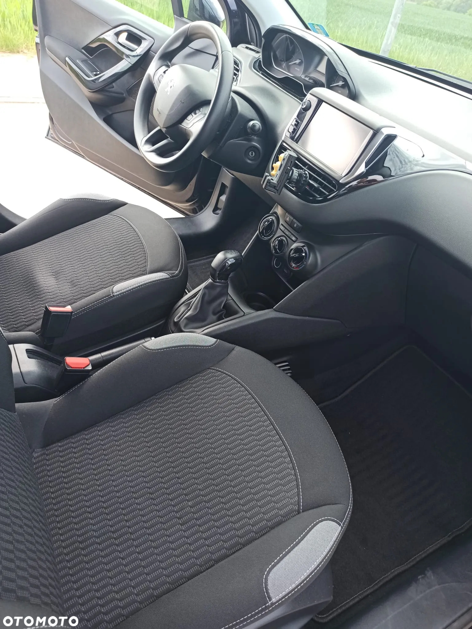 Peugeot 208 - 12