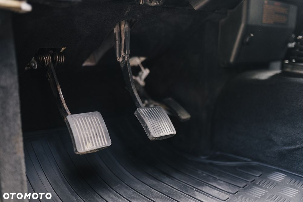 Land Rover Defender 2.5 TDI - 15