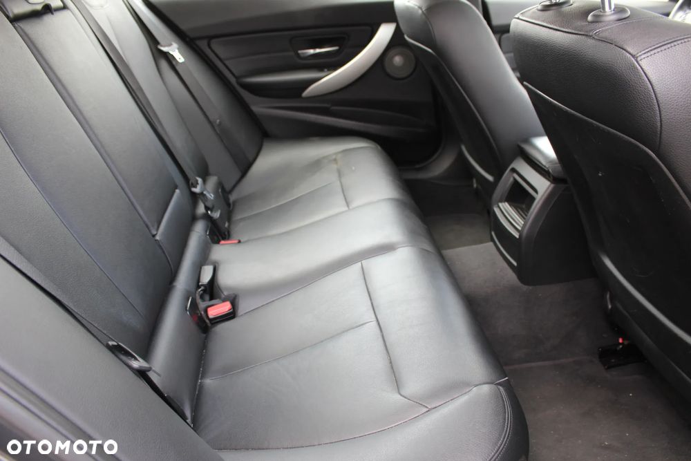 BMW Seria 3 320i Sport-Aut - 9