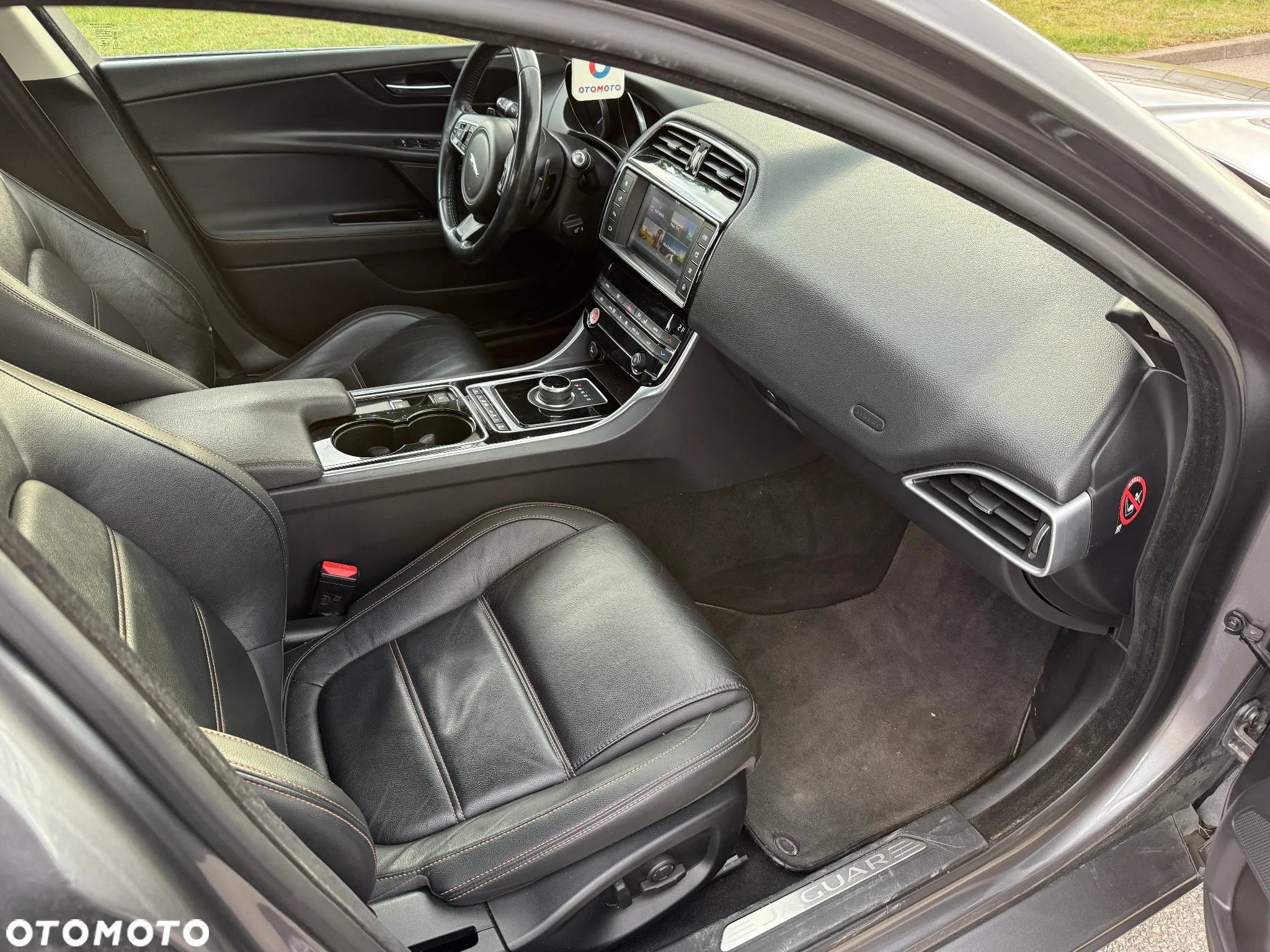 Jaguar XE - 12