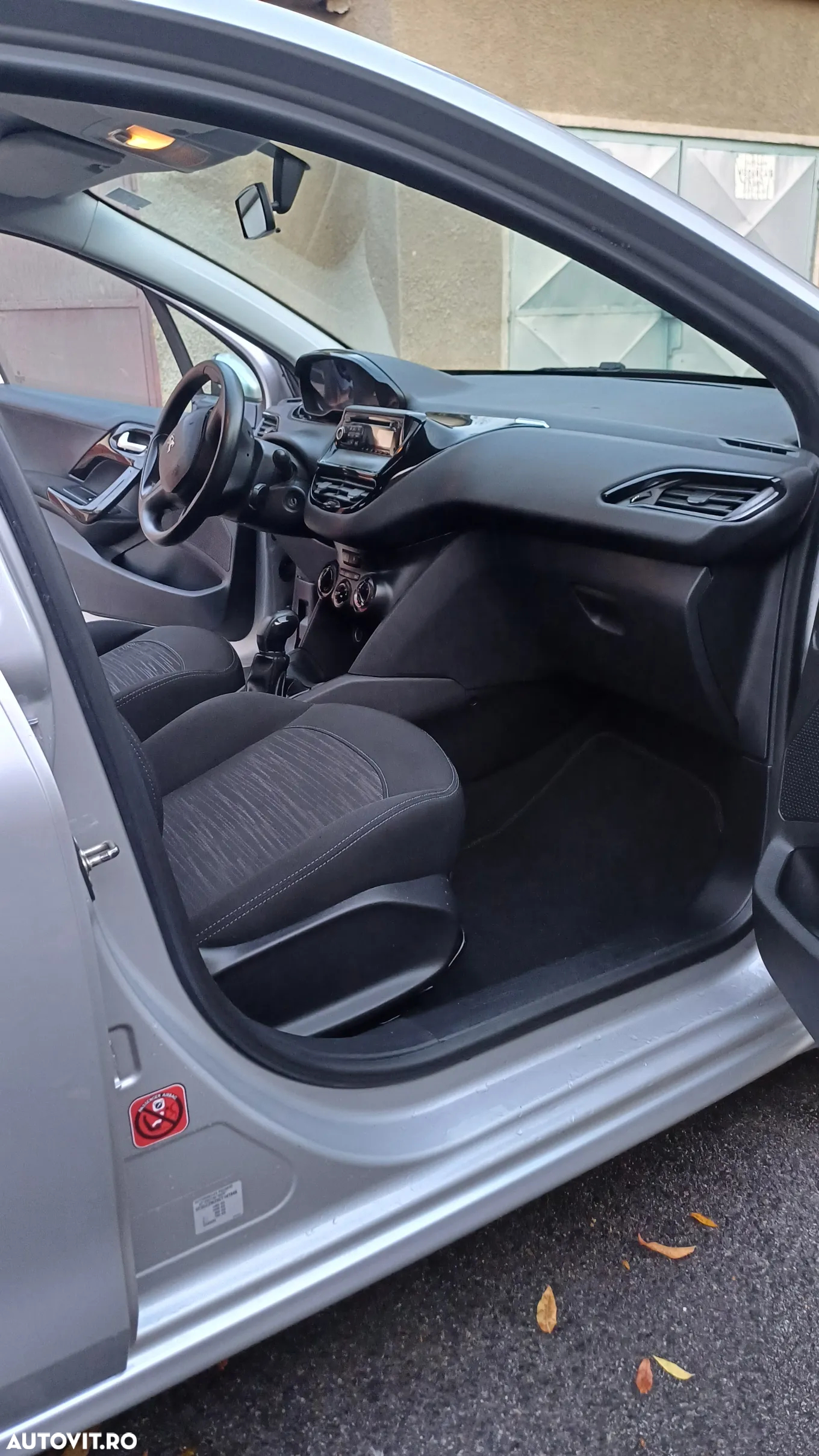 Peugeot 208 - 8