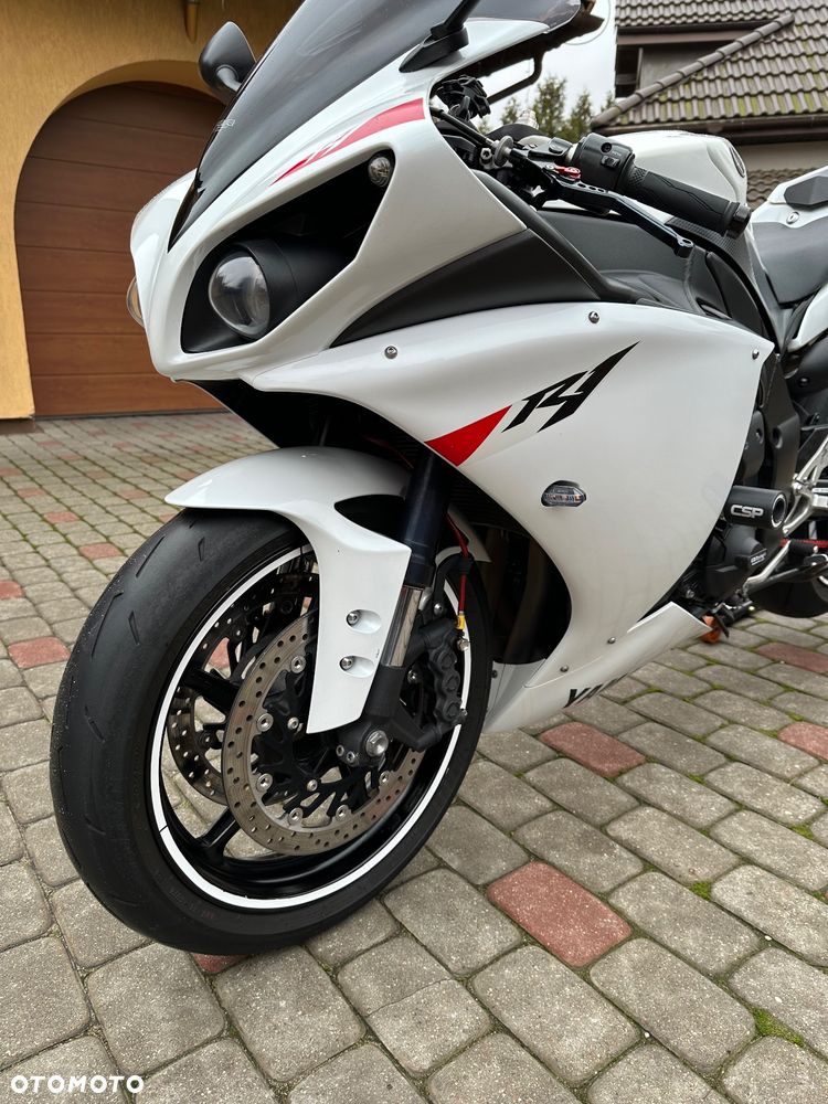 Yamaha R1 - 16