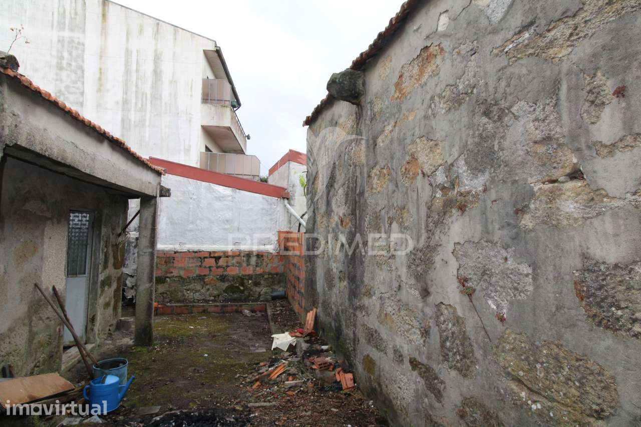 Moradia T3 para restauro com 2 pisos, 3 frentes em Valbom, Gondomar - Grande imagem: 5/34