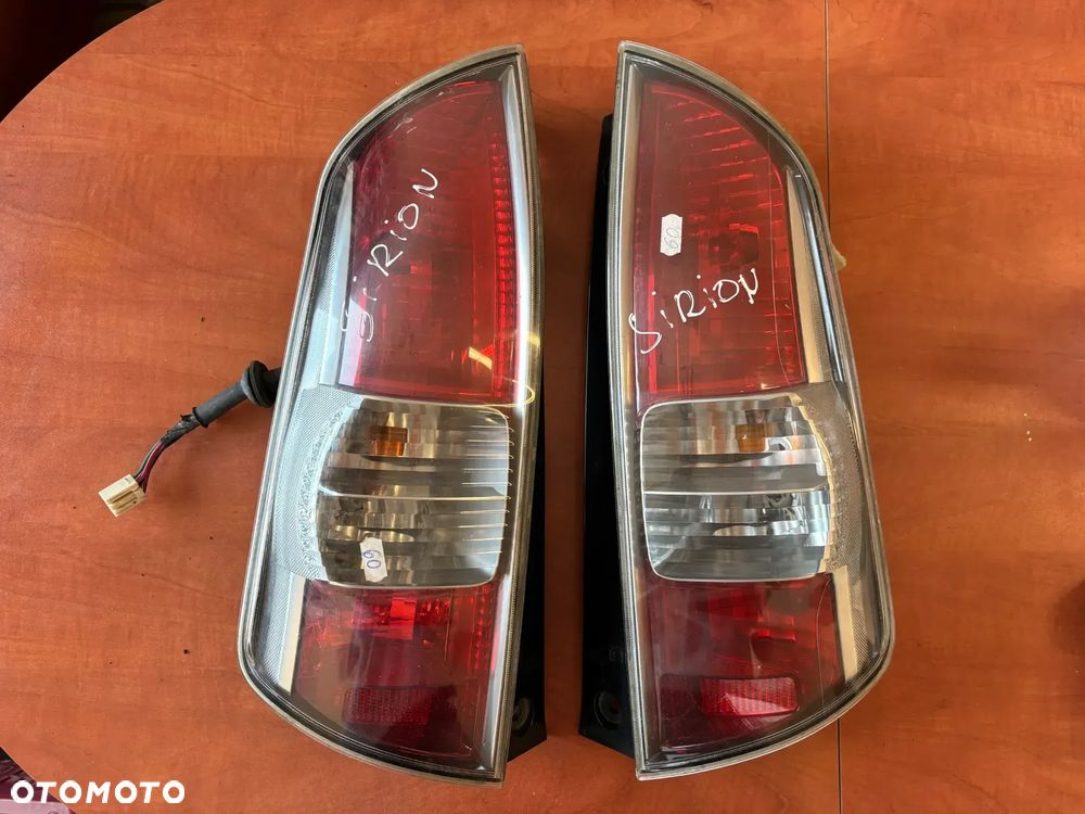 DAIHATSU SIRION LAMPY TYŁ LEWA PRAWA 22051763 22051762 - 1