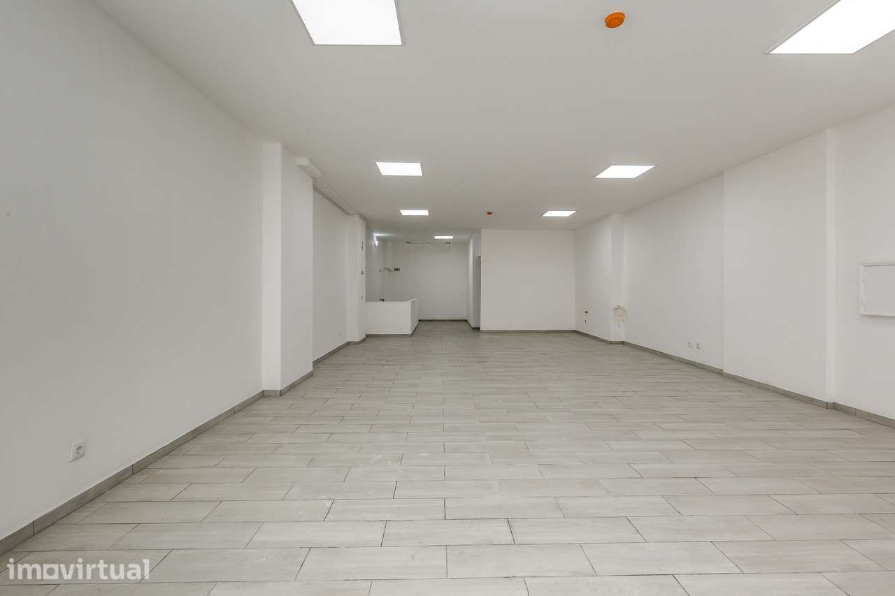 Loja Espaçosa com Montra, Cave e Excelente Localização Central para o - Grande imagem: 4/21