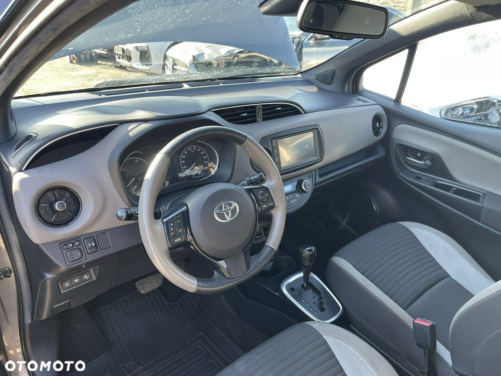 Toyota Yaris Hybrid 100 Selection Pure - 8