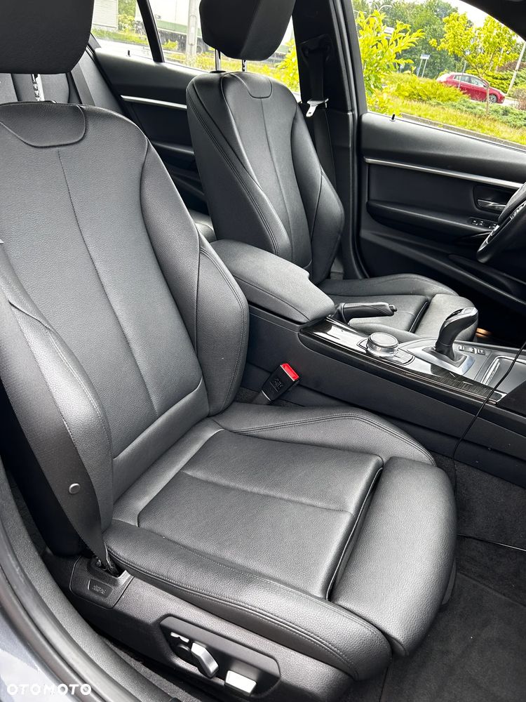BMW Seria 3 330i xDrive Sport Line - 30