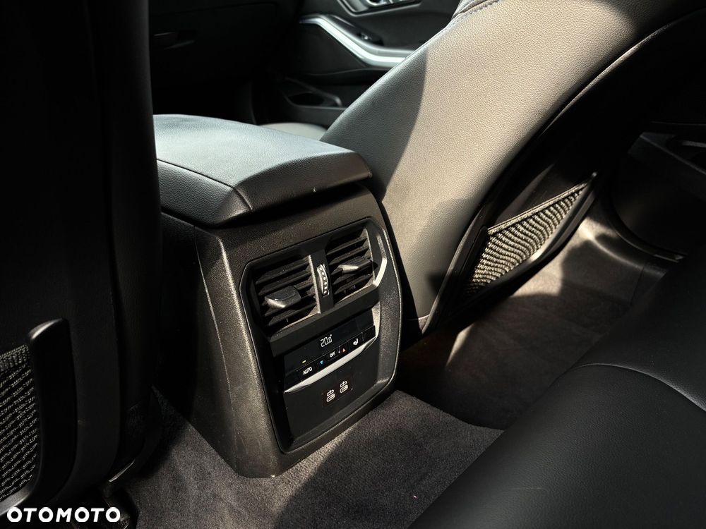 BMW Seria 3 320d xDrive Edition M Sport Shadow - 28