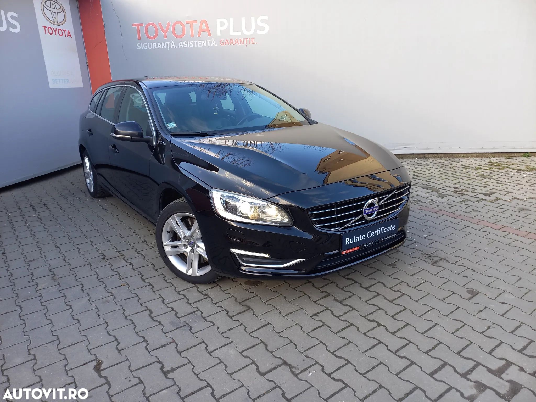 Volvo V60 D6 Plug-In-Hybrid AWD Geartronic Momentum - 1