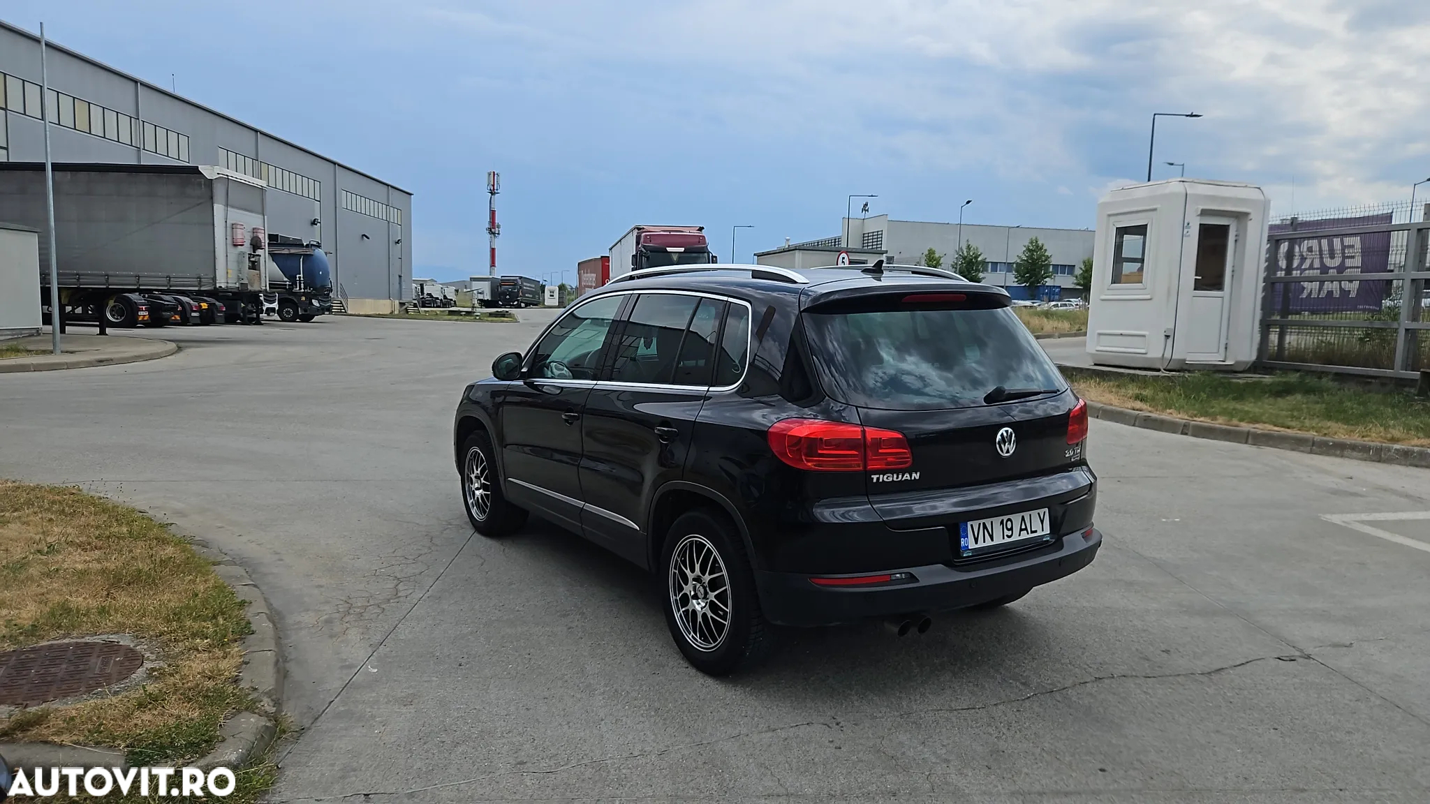 Volkswagen Tiguan 2.0 TDI 4Motion DSG Sport & Style - 3