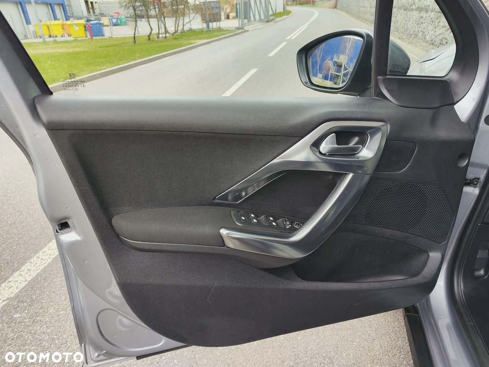 Peugeot 2008 1.2 Pure Tech Allure S&S - 25