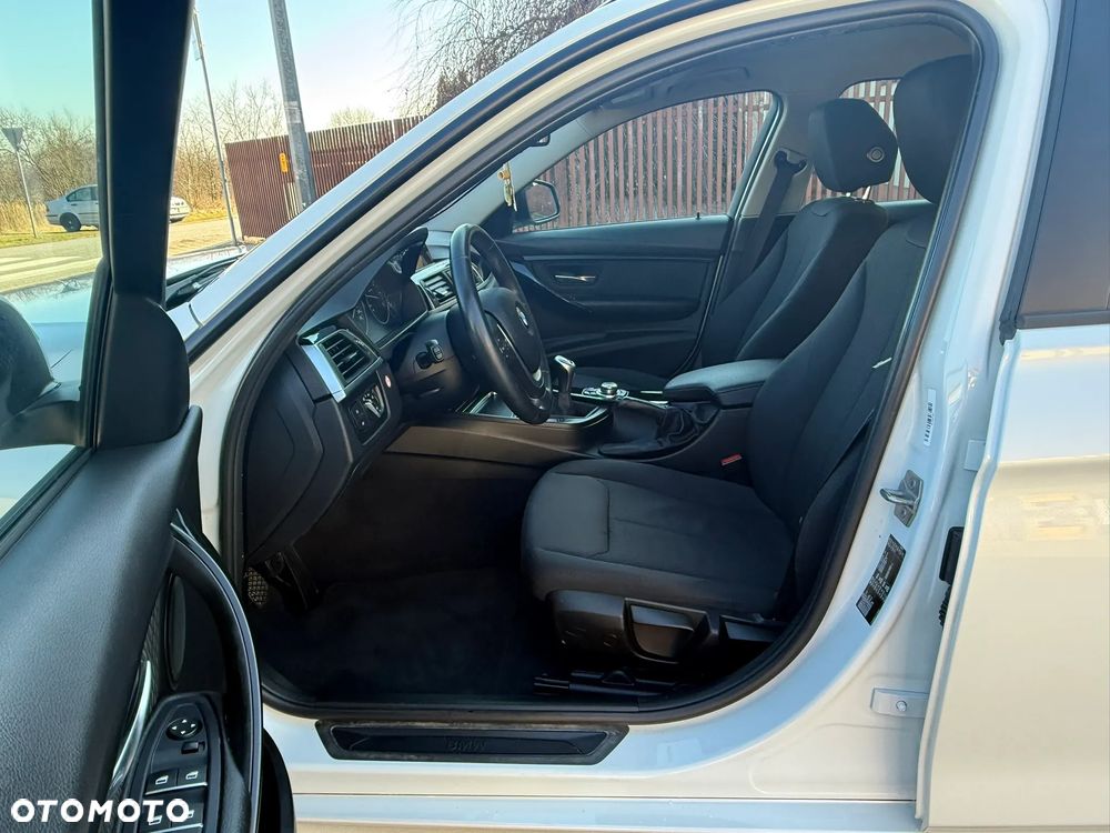 BMW Seria 3 318d M Sport Shadow - 25