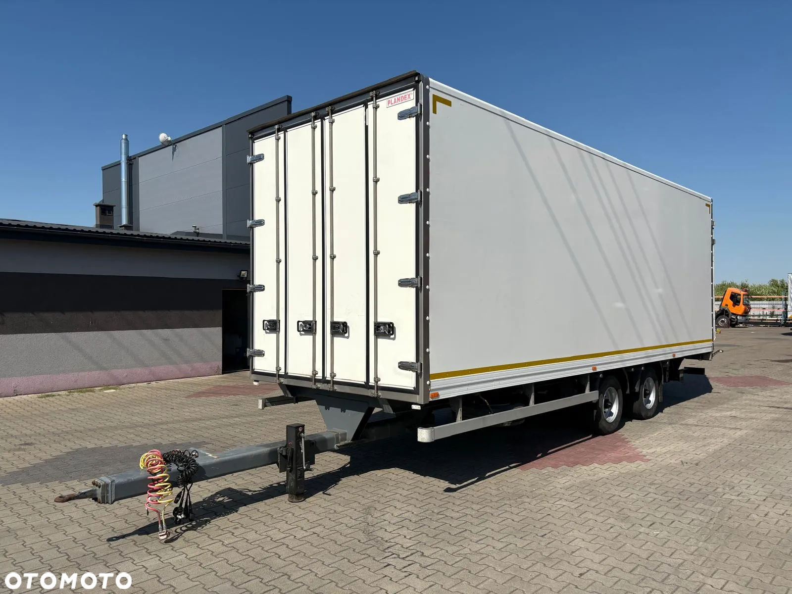 Plandex Przyczepa tandem IZOTERMA + WINDA / PRZEJAZDOWA / DMC 10.900kg / osie BPW - 2