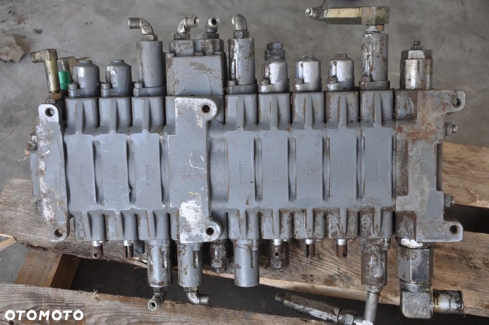 Rozdzielacz hydrauliczny Kubota KX 155-3  C0070-36914 - 6