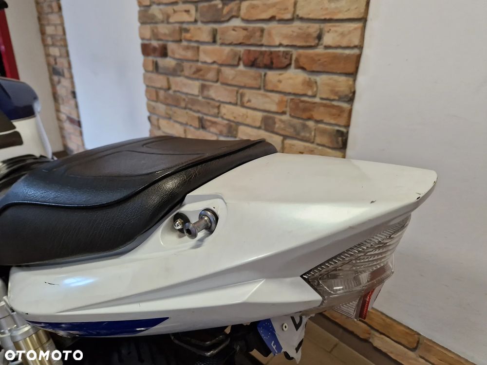 Suzuki GSX - 27