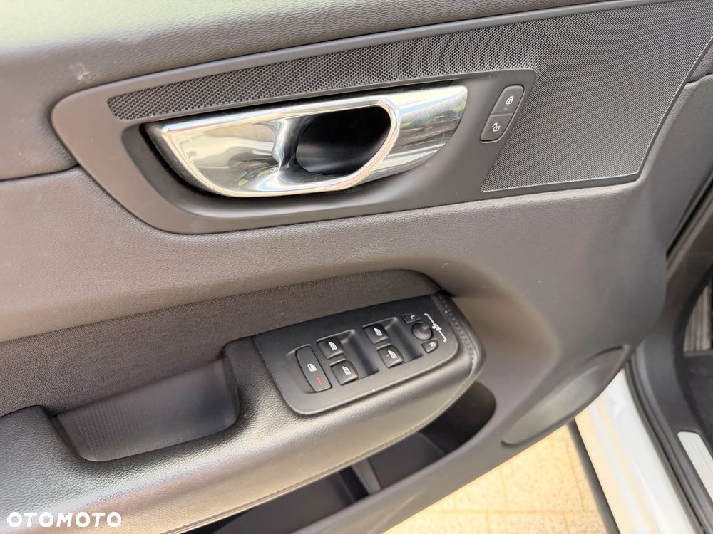 Volvo XC 60 D4 AWD Momentum - 10