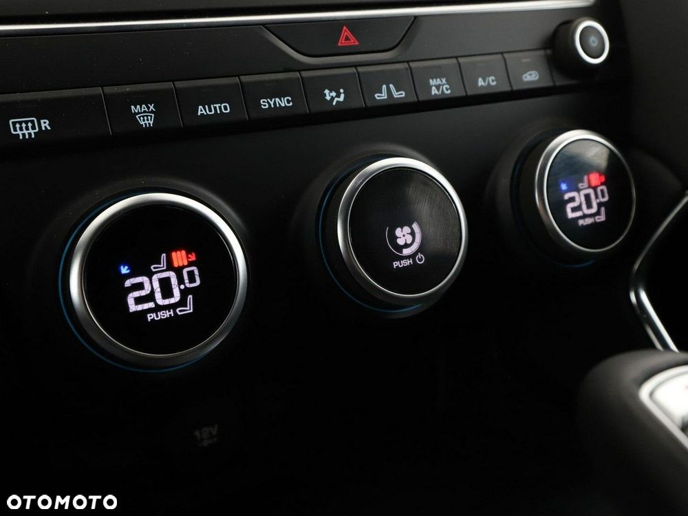 Jaguar E-Pace P200 AWD R-Dynamic S - 28