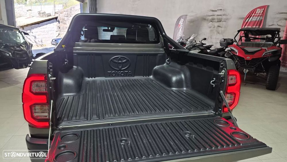 Toyota Hilux 2.8 D-4D 4WD GR Sport II - 19
