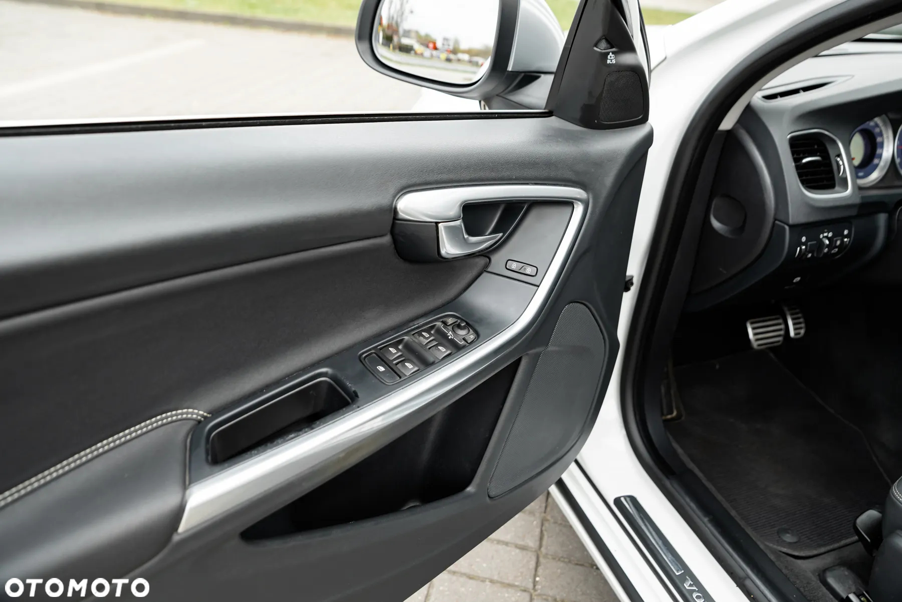 Volvo V60 D5 AWD R-Design - 18