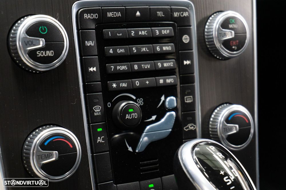Volvo V60 2.0 D4 Momentum Geartronic - 33