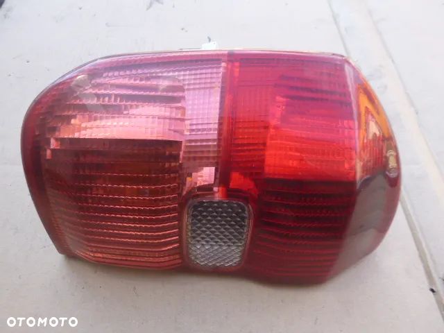 LAMPA LEWY TYŁ LEWA TYLNA TOYOTA RAV4 II - 4