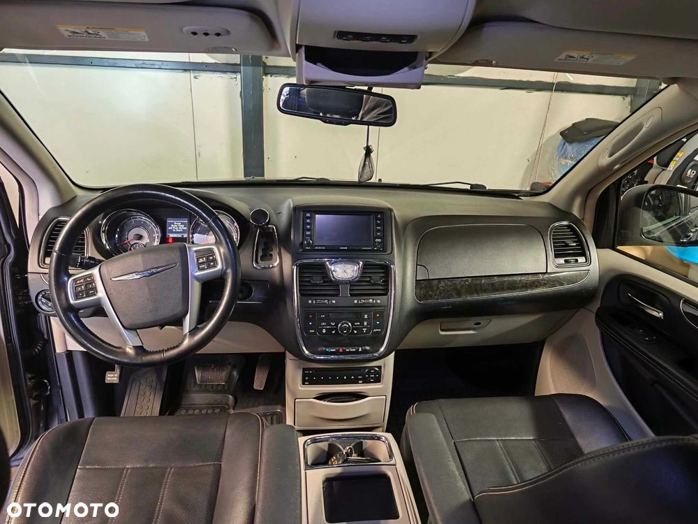 Chrysler Town & Country - 5