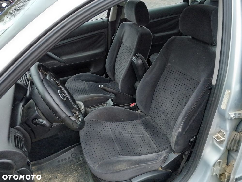 Volkswagen Passat B5 (97-00r.) 1.8 B 125KM. Silnik ADR/APT/ARG Skrzynia DHZ lakier NLB7Z.Cały na części. GWARANCJA !!!  Przód Tył Zestaw Komplet Drzwi Klapa Zderzak Błotnik Maska Grill Atrapa Szyba Pas Lampa Lusterko Boczki Fotel Kanapa Kokpit Deska Rozdzielcza Przełącznik Włącznik Sterownik Przewody Wiązka Instalacja Moduł Komputer Czujnik Listwa Pompa Alternator Wtryski Głowica Rozrusznik Kompresor Sprzęgło Dwumas Silnik Skrzynia ABS Klimatyzacji Paliwa Wspomagania Kolektor Turbina Przepustnica Zawór Chłodnica Koło Hak Belka Sanki Zawieszenie Mcpherson Półoś Amortyzator Wydech Tłumik Zacisk Most - 8