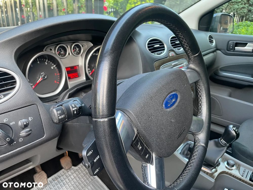 Ford Focus Ghia - 9