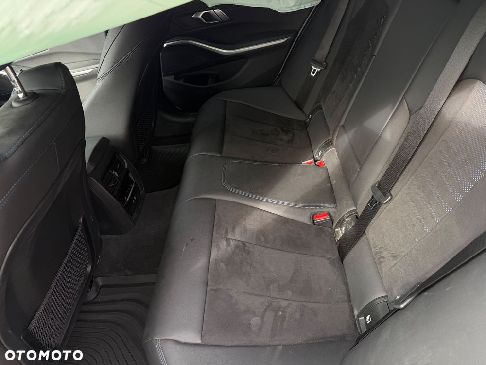 BMW Seria 3 320d xDrive Edition M Sport Shadow - 12
