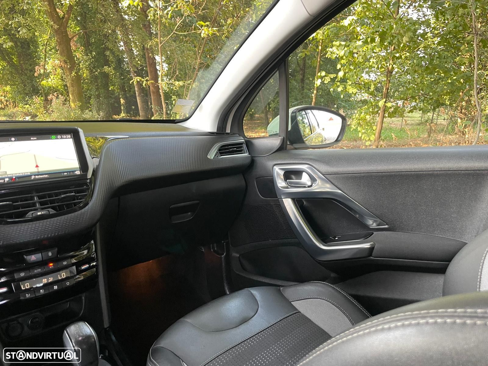 Peugeot 2008 1.2 PureTech Allure - 23