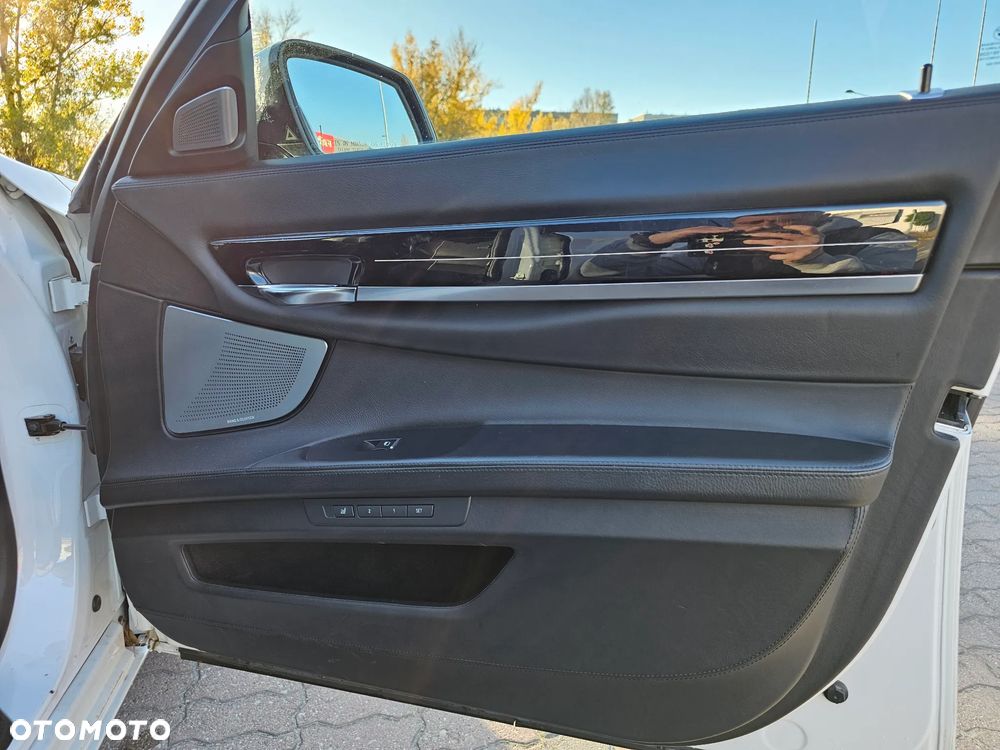 BMW Seria 7 750Li xDrive - 25