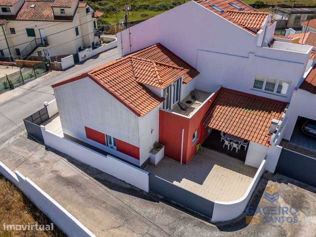 Moradia T4 com charme, a dois passos da Praia de São Martinho do Porto - Grande imagem: 3/37