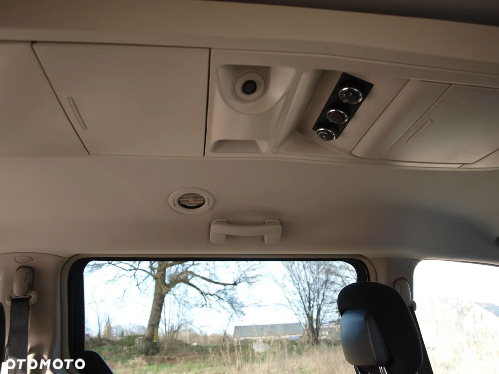 Chrysler Town & Country - 21