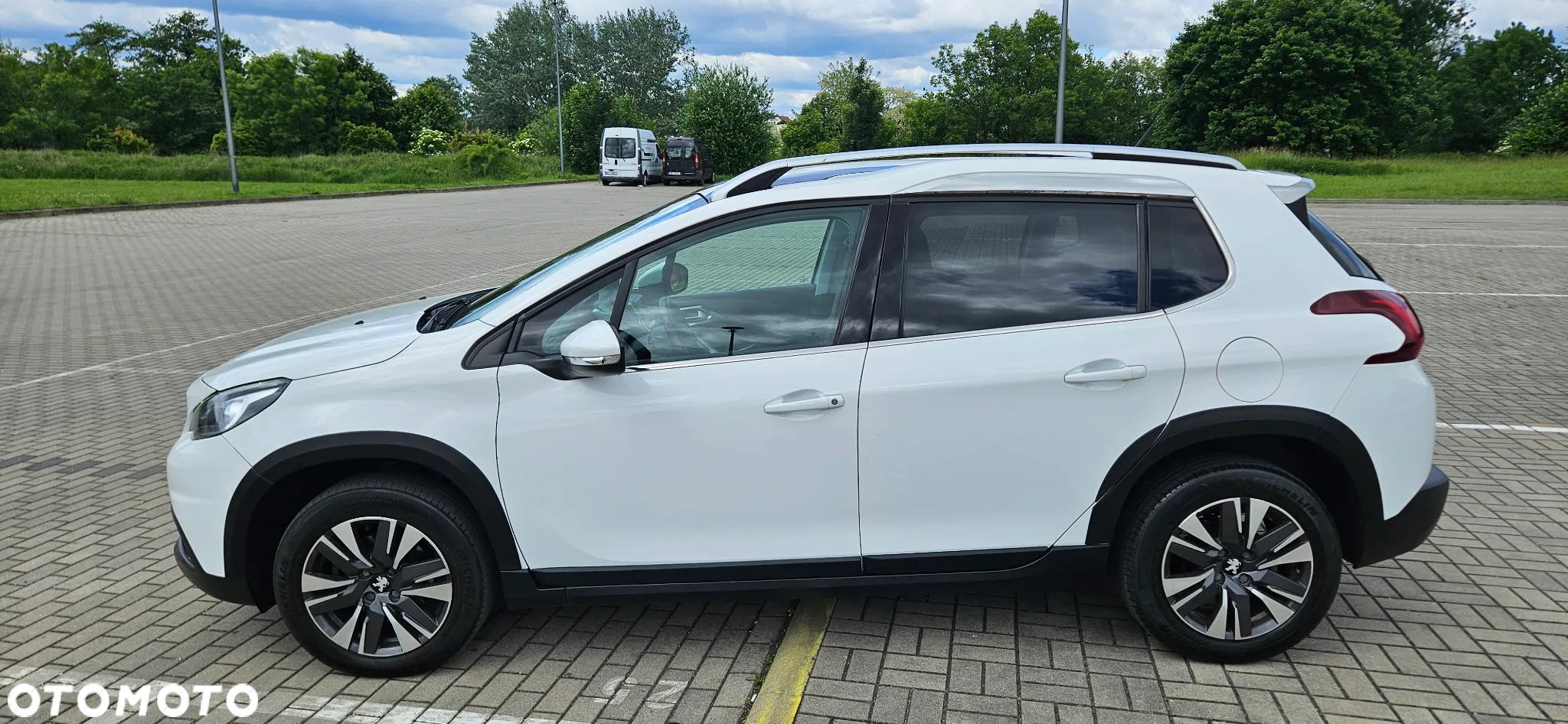 Peugeot 2008 1.2 PureTech Allure S&S - 19