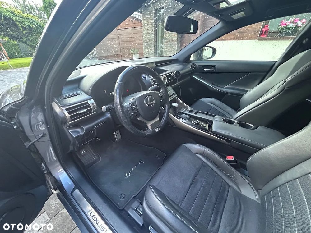 Lexus IS 300h F Sport - 12