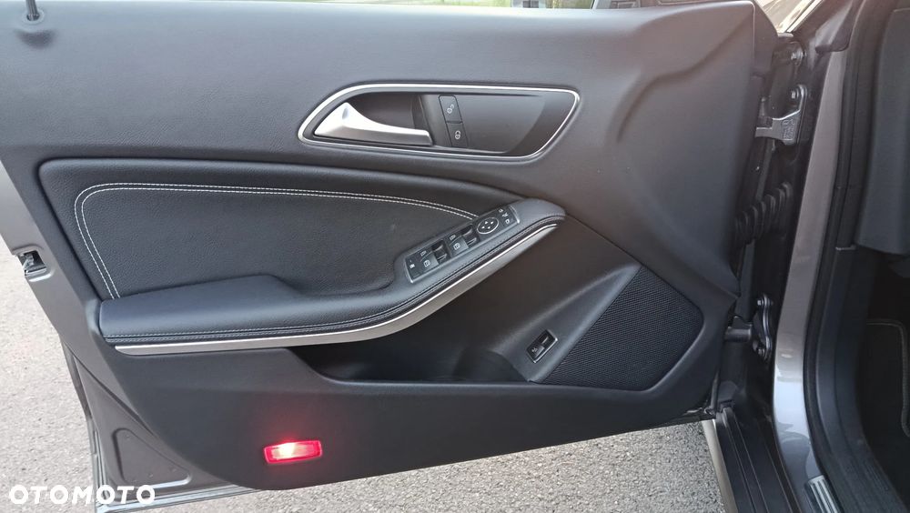 Mercedes-Benz CLA 180 7G-DCT UrbanStyle Edition - 13