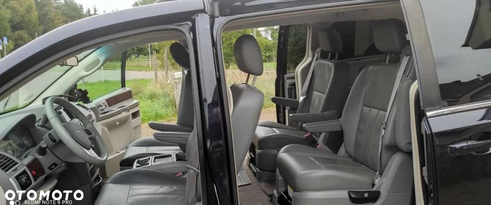 Chrysler Town & Country - 6