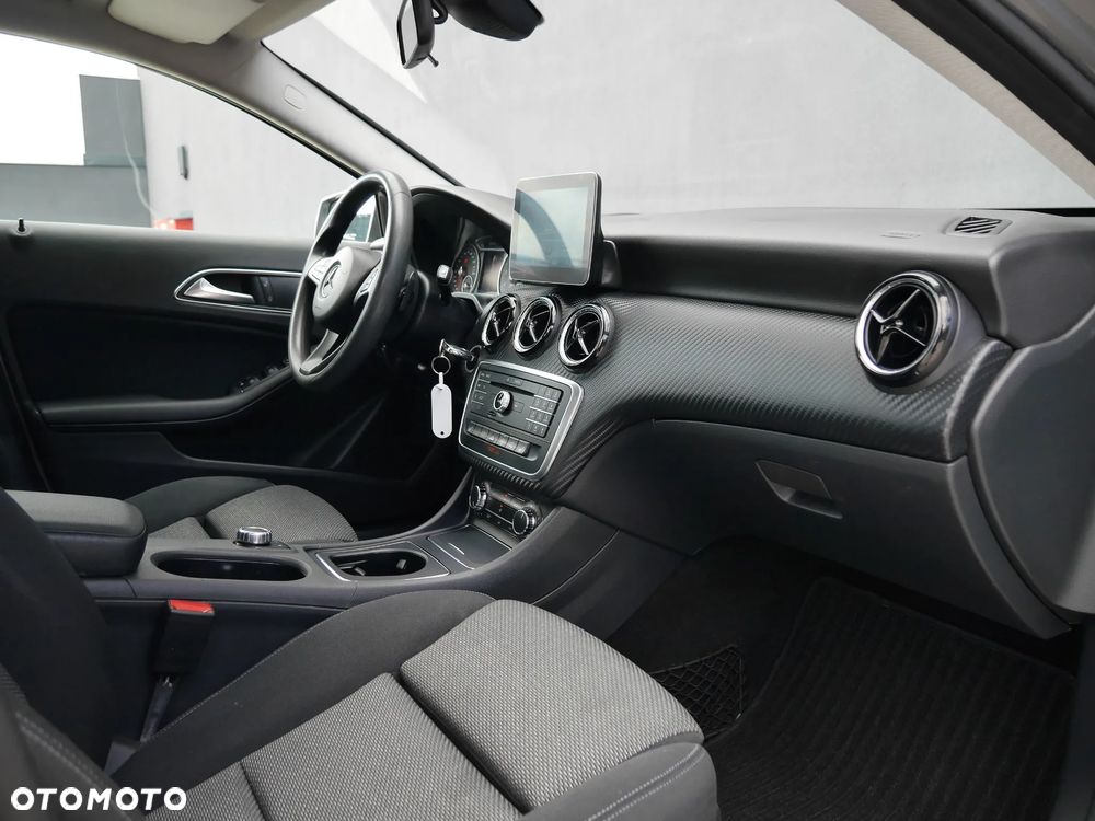 Mercedes-Benz GLA 180 7G-DCT - 28
