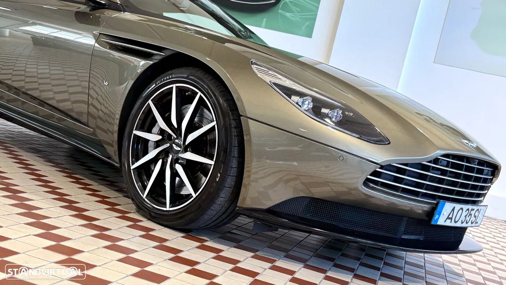 Aston Martin DB11 Coupé - 13