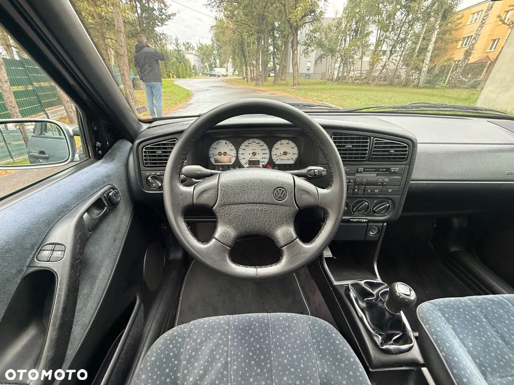 Volkswagen Passat - 13