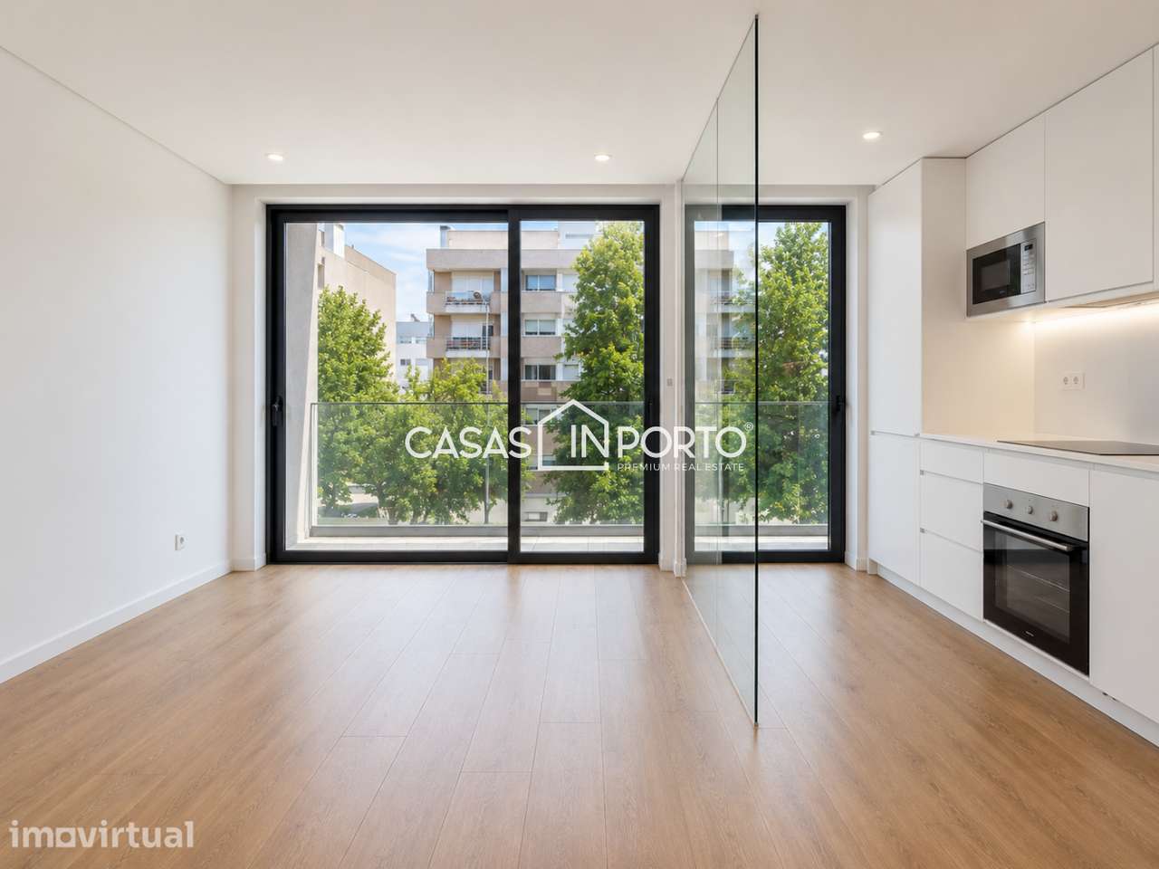 Apartamento com Varanda e Garagem junto ao Hospital de São João - Grande imagem: 2/24