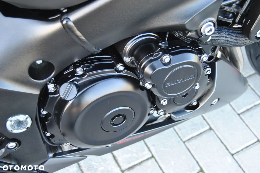Suzuki GSX - 24